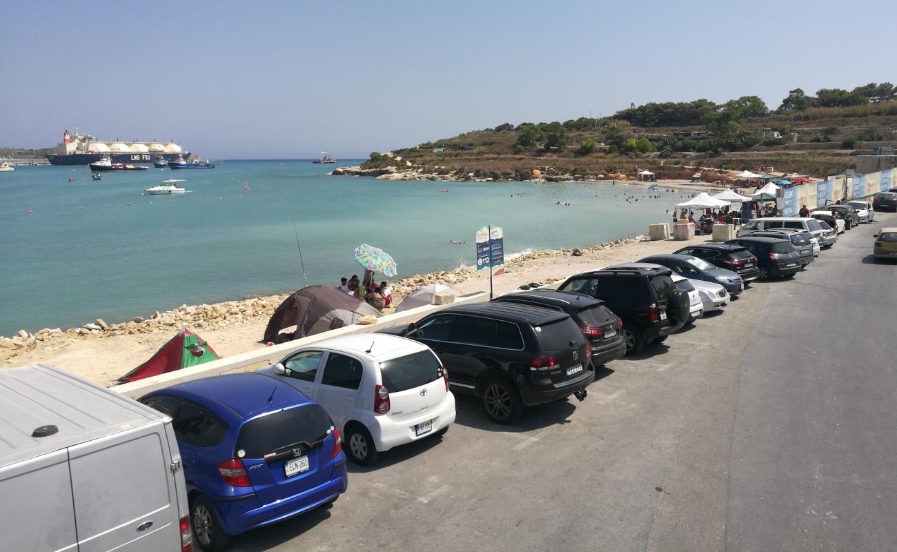 Għar Aħmar Bay'in fotoğrafı bej kum ve kayalar yüzey ile