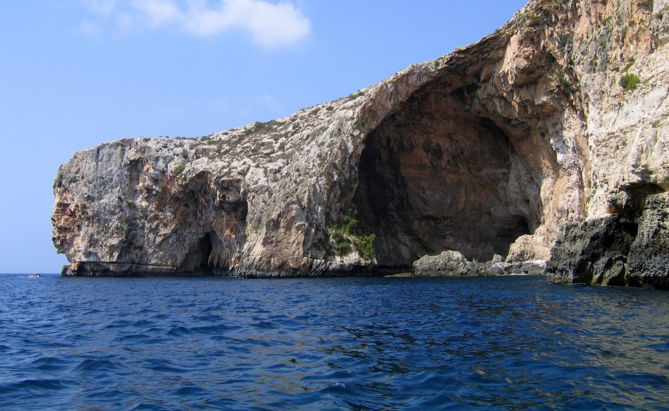 Blue Grotto beach'in fotoğrafı taşlar yüzey ile