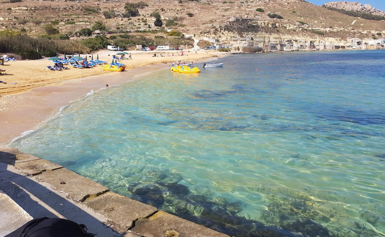 Gnejna Beach'in fotoğrafı açık bej kum yüzey ile