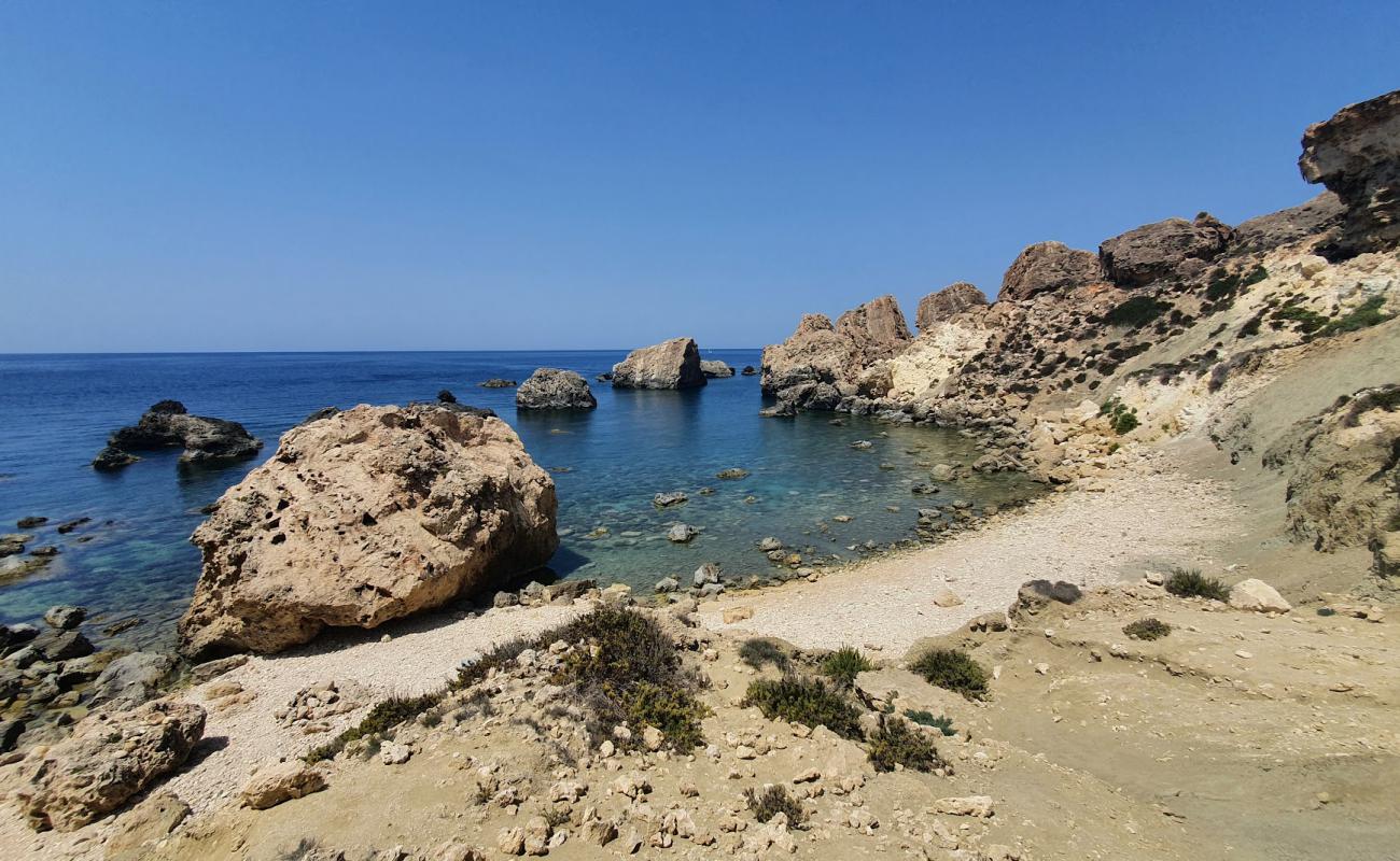Ras Il Wahx Beach'in fotoğrafı bej kum ve kayalar yüzey ile