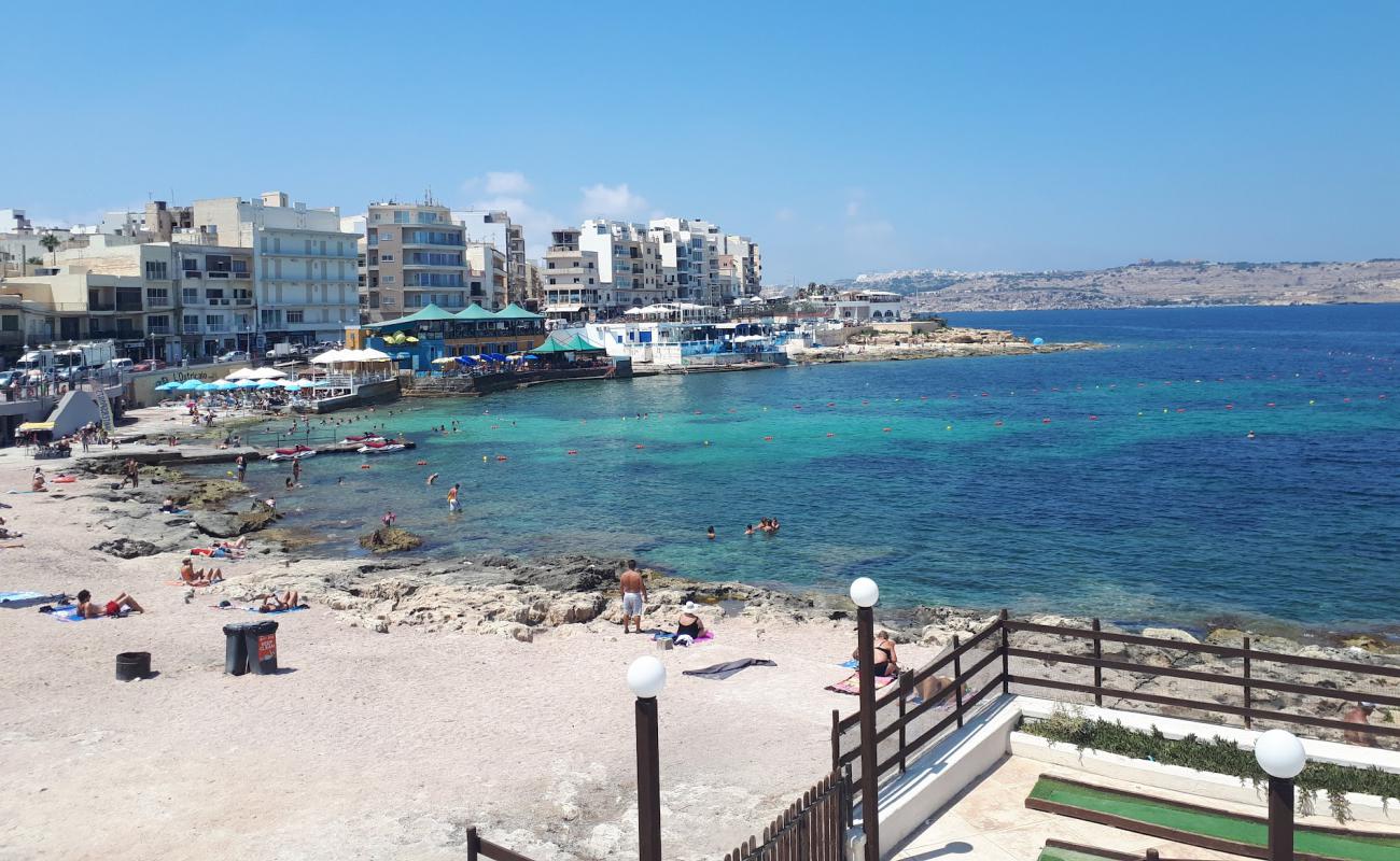 Bugibba Beach'in fotoğrafı parlak kum ve kayalar yüzey ile