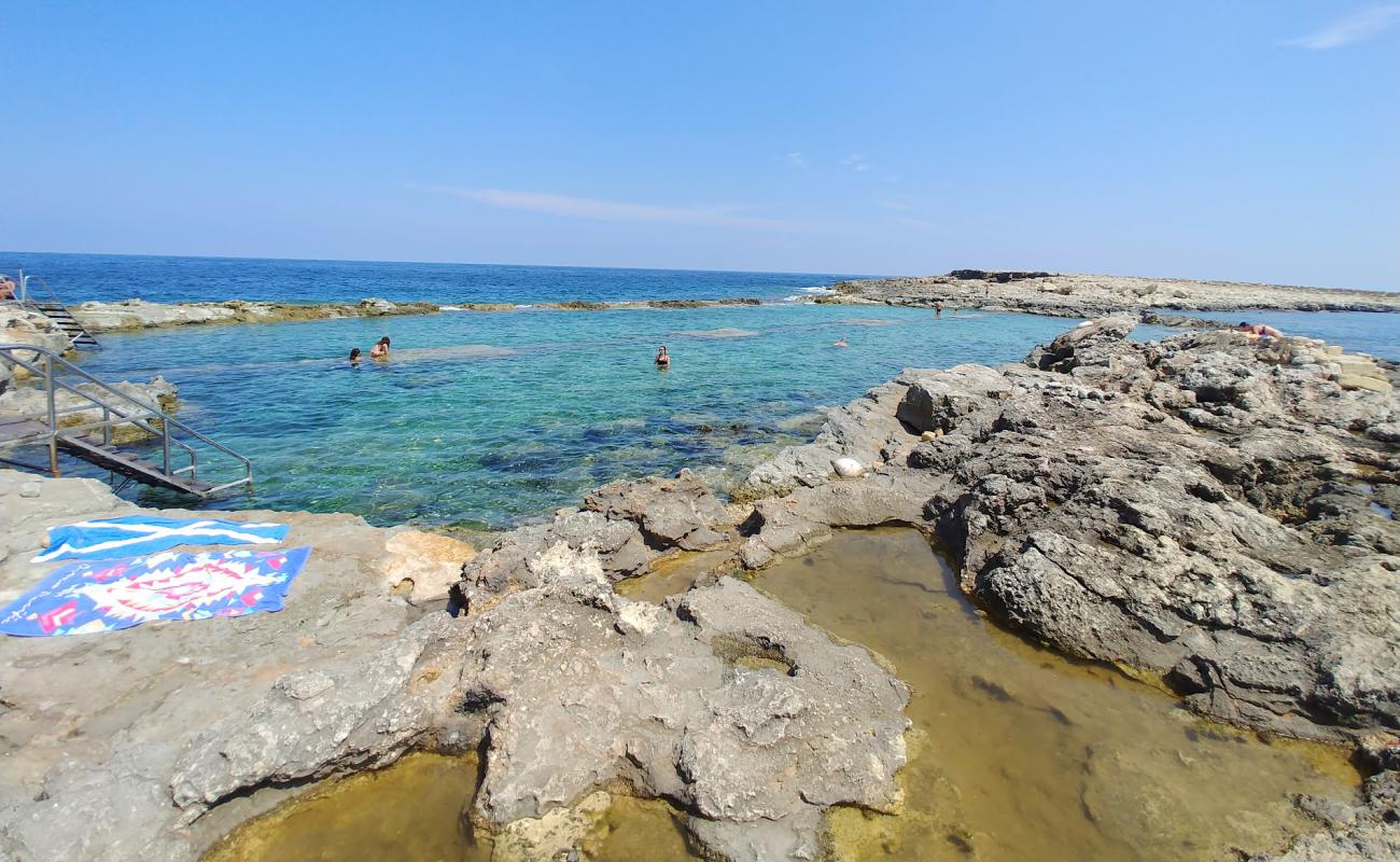 Qawra Point Beach'in fotoğrafı taşlar yüzey ile