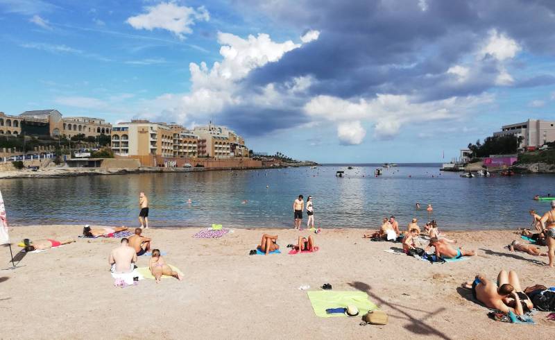 St George's Bay'in fotoğrafı küçük bej çakıl yüzey ile