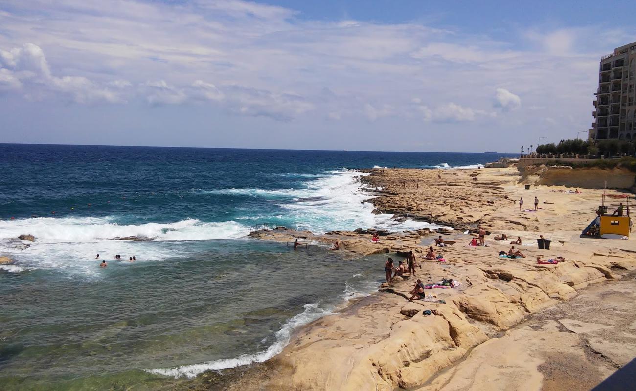 Fond Ghadir Beach'in fotoğrafı taşlar yüzey ile