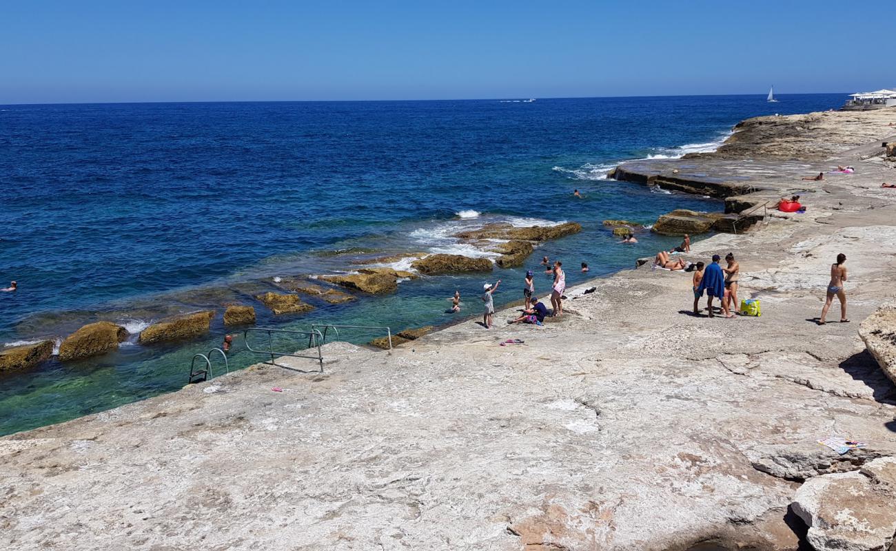 Qui-Si-Sana Beach'in fotoğrafı beton kapak yüzey ile