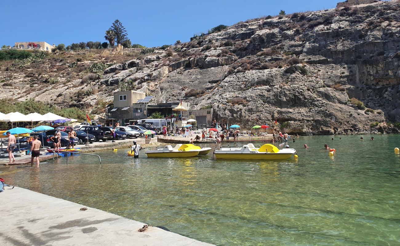 Mgarr ix-Xini Beach'in fotoğrafı bej çakıl yüzey ile