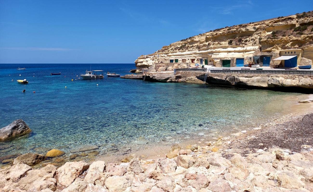 Dahlet Qorrot Beach'in fotoğrafı bej çakıl yüzey ile