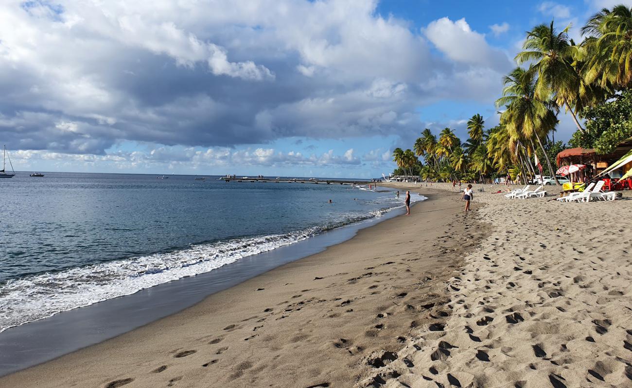 Plage du Carbet'in fotoğrafı küçük gri çakıllar yüzey ile