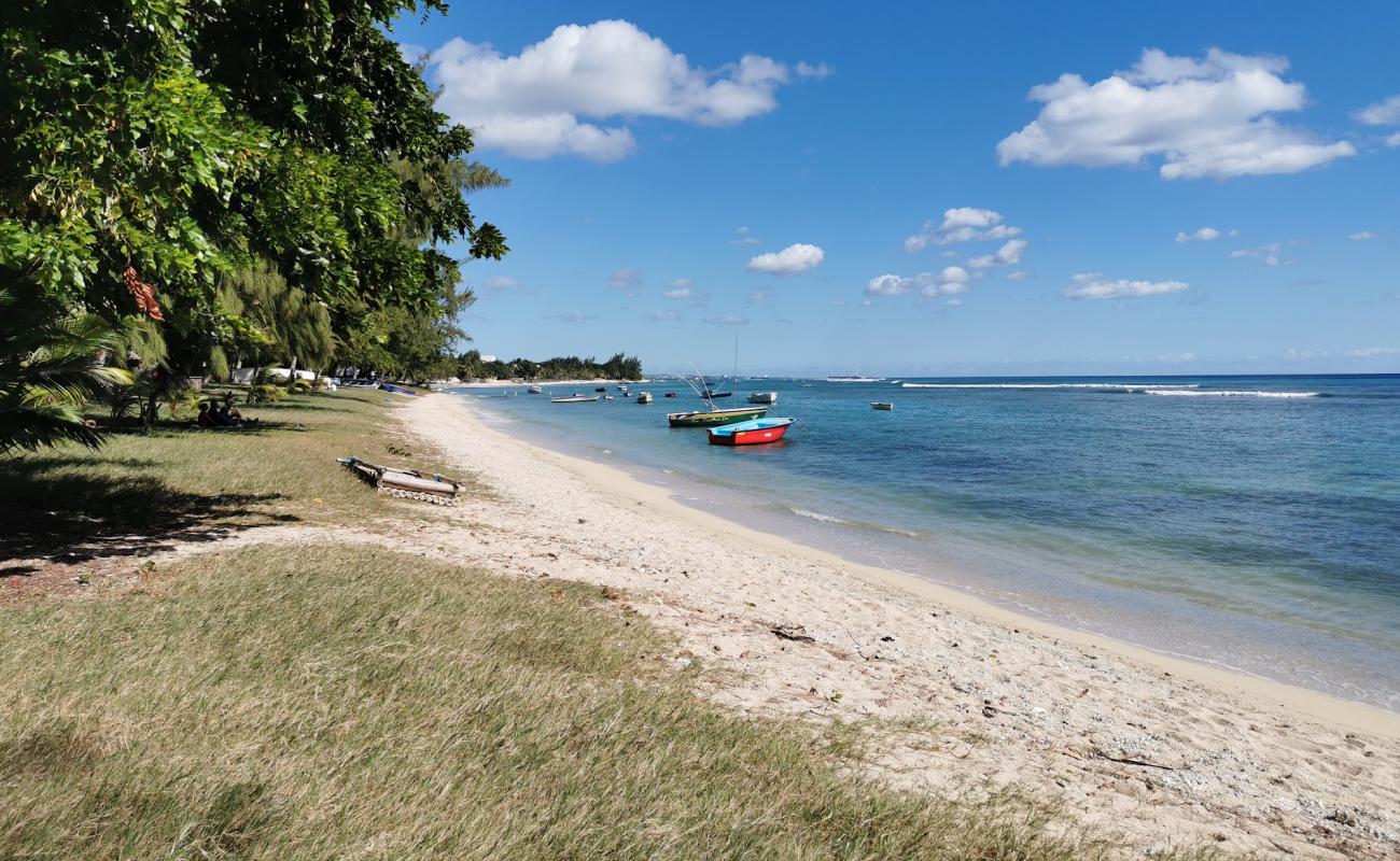 Pointe aux Piments Beach'in fotoğrafı açık bej kum yüzey ile