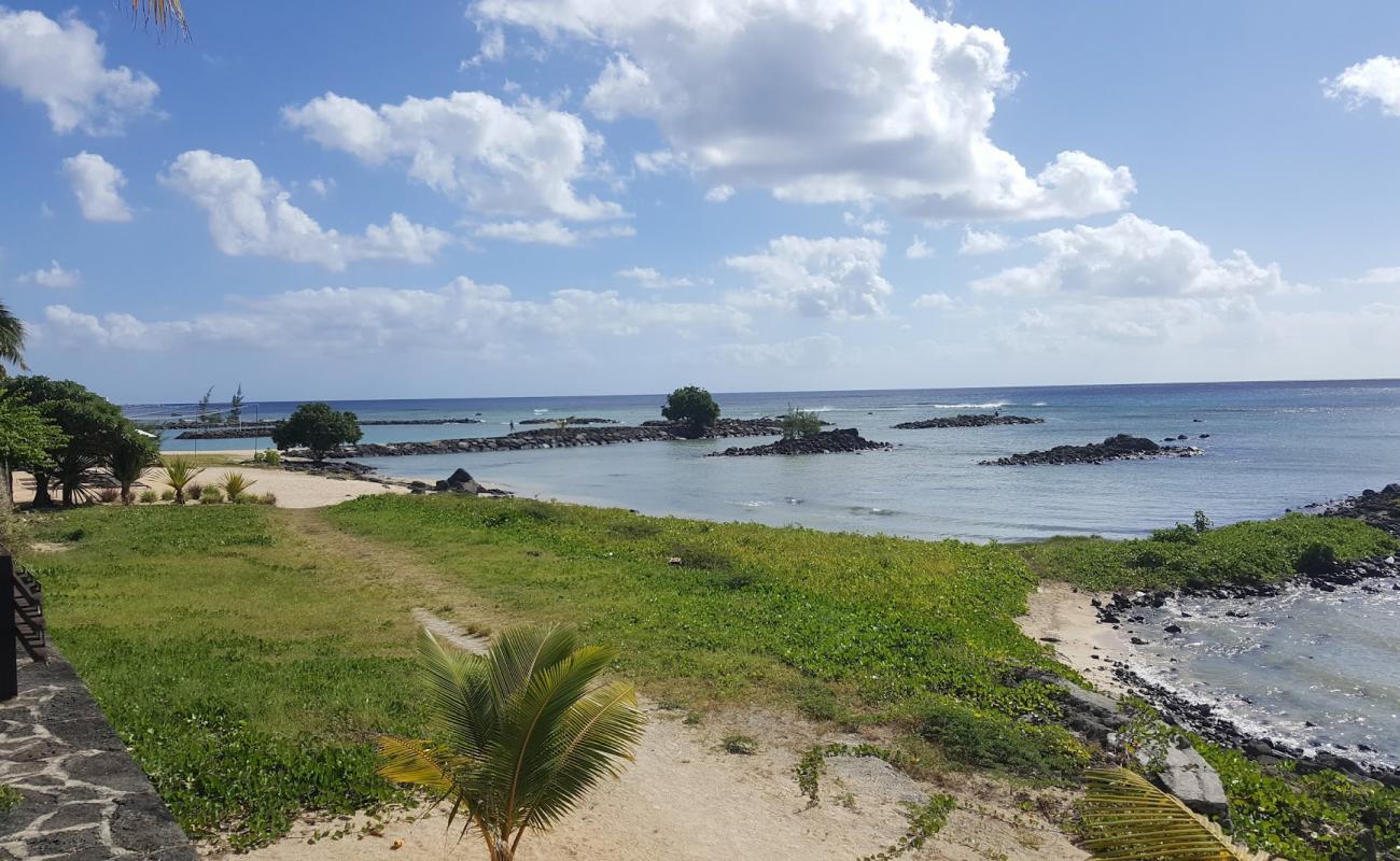 Pointe Aux Biches'in fotoğrafı bej kum ve kayalar yüzey ile