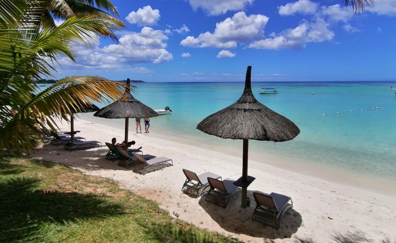 Trou aux Biches Beach'in fotoğrafı beyaz kum yüzey ile