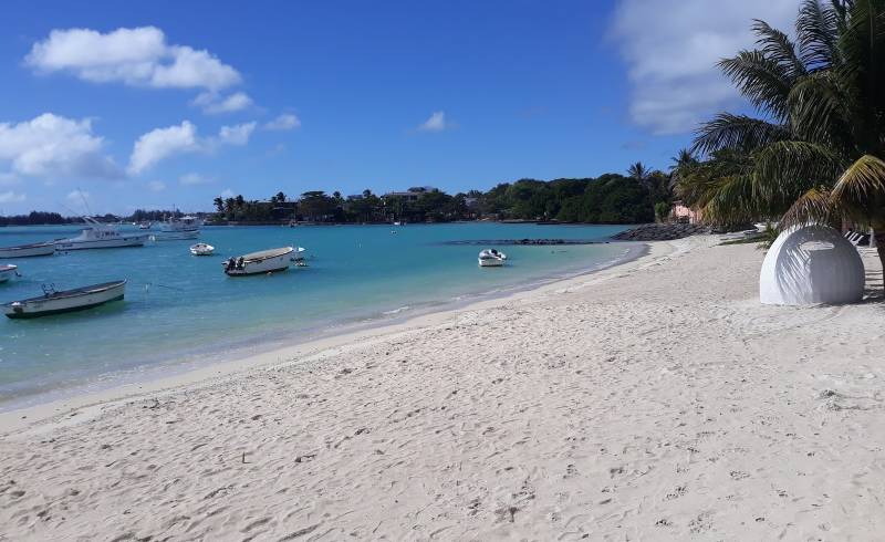 Grand Baie Beach III'in fotoğrafı açık bej kum yüzey ile