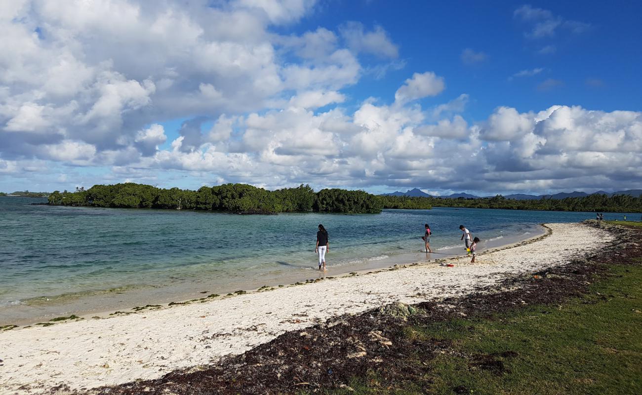 Bras d'Eau Public Beach'in fotoğrafı parlak kum yüzey ile