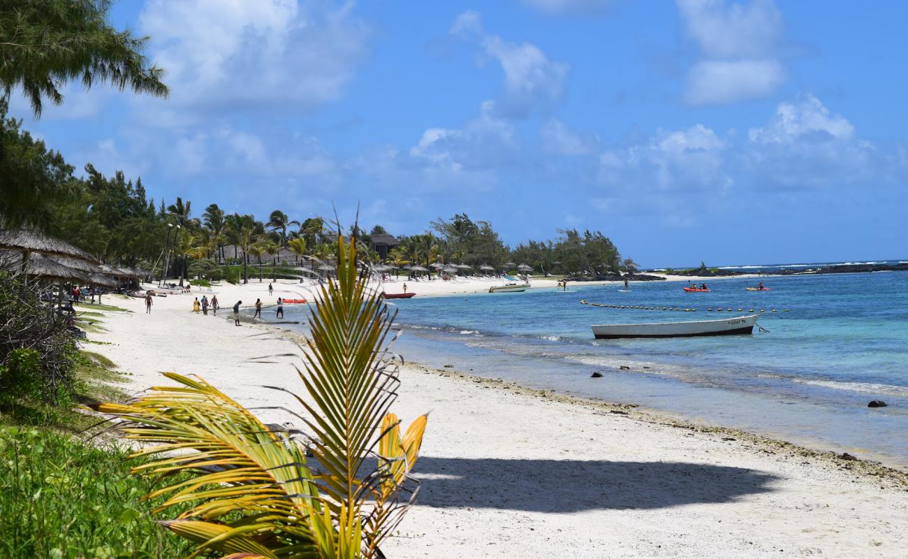 Long Beach Mauritius'in fotoğrafı beyaz kum yüzey ile