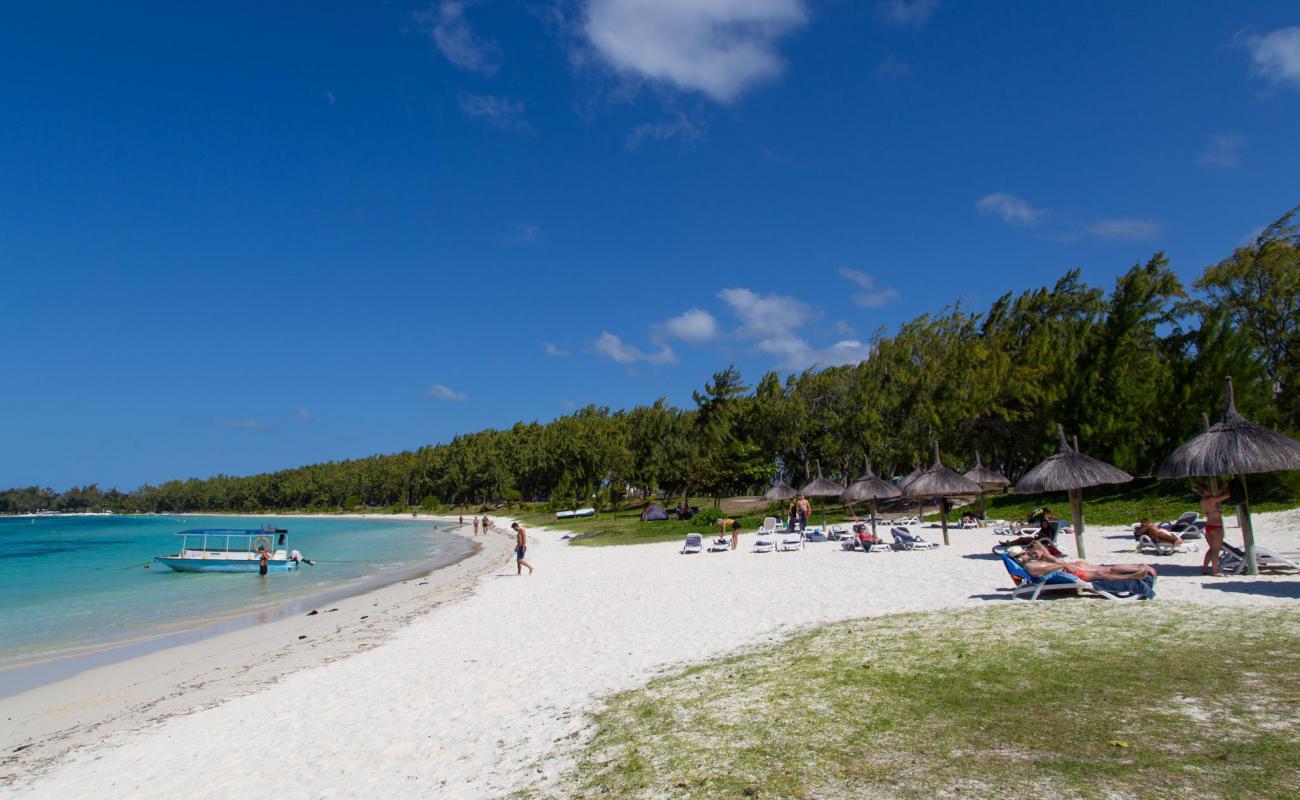 Belle Mare Beach II'in fotoğrafı parlak kum yüzey ile