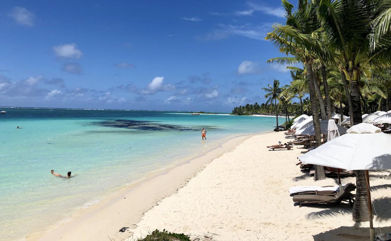 Belle Mare Beach'in fotoğrafı beyaz kum yüzey ile