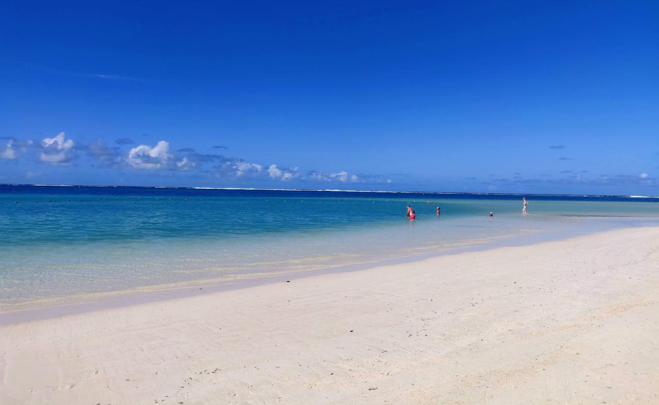 Quatre Cocos Beach'in fotoğrafı beyaz kum yüzey ile