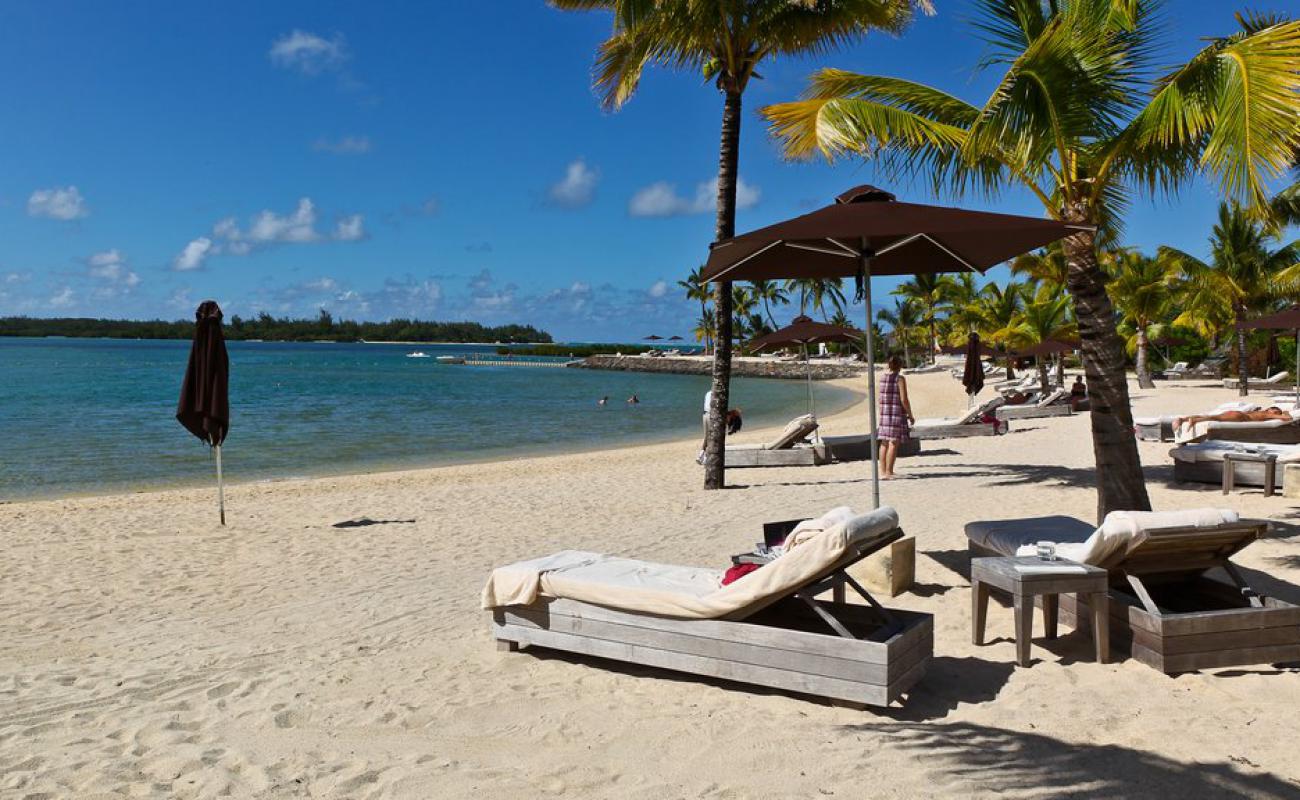 Four Seasons Mauritius'in fotoğrafı beyaz kum yüzey ile