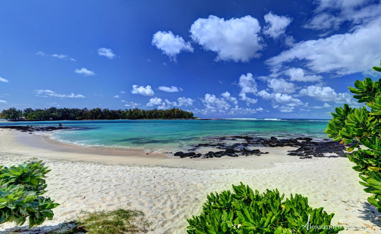 Blue Bay Beach'in fotoğrafı beyaz kum yüzey ile