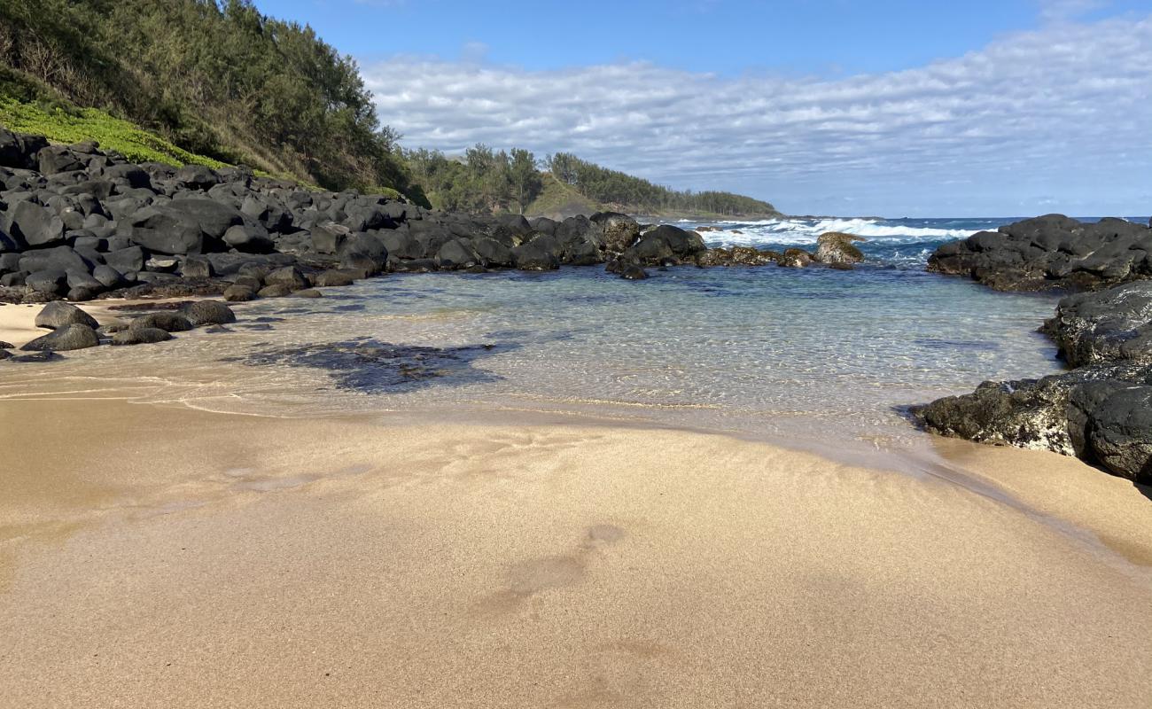 Benares Beach'in fotoğrafı parlak kum ve kayalar yüzey ile