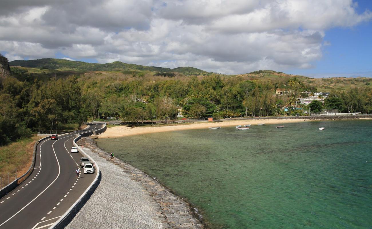 Cape Bay Beach'in fotoğrafı açık bej kum yüzey ile