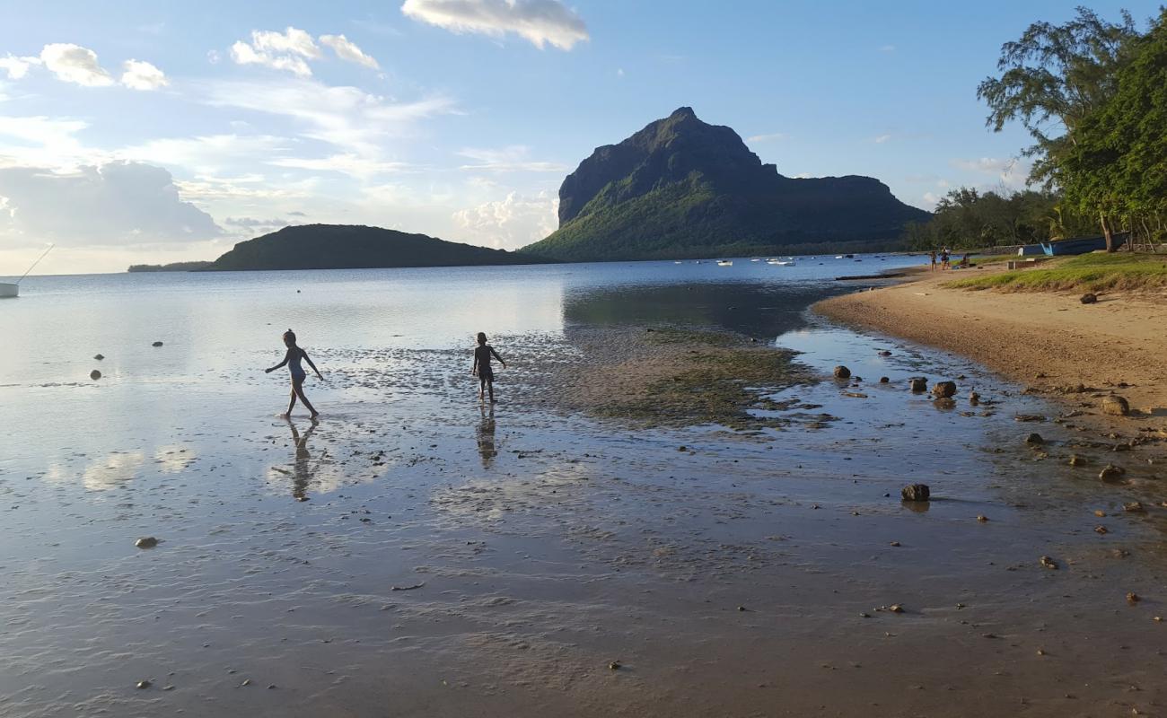 Alamanda road Beach'in fotoğrafı parlak kum yüzey ile