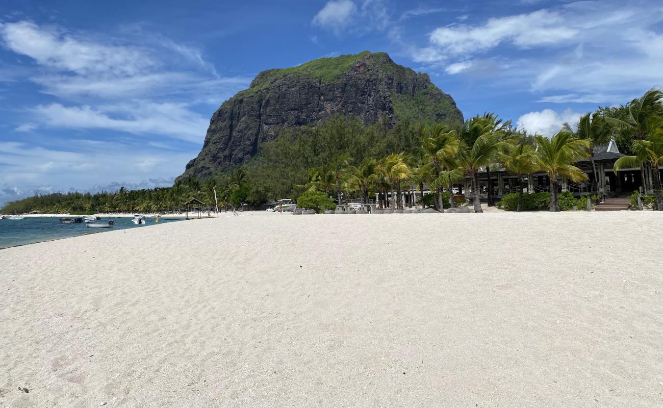 Le Morne Beach'in fotoğrafı i̇nce bej kum yüzey ile