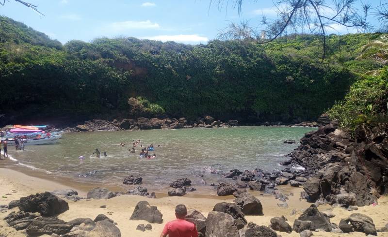 Playa Escondida'in fotoğrafı bej kum ve kayalar yüzey ile