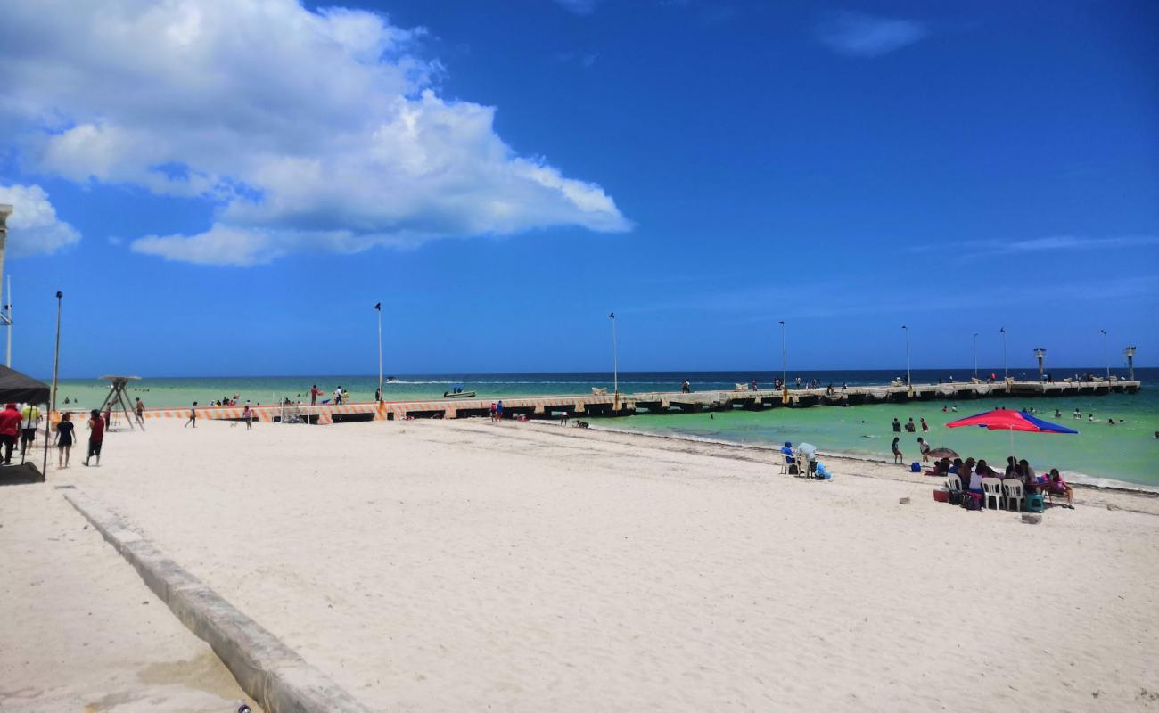 Playa Telchac Puerto'in fotoğrafı parlak kum yüzey ile