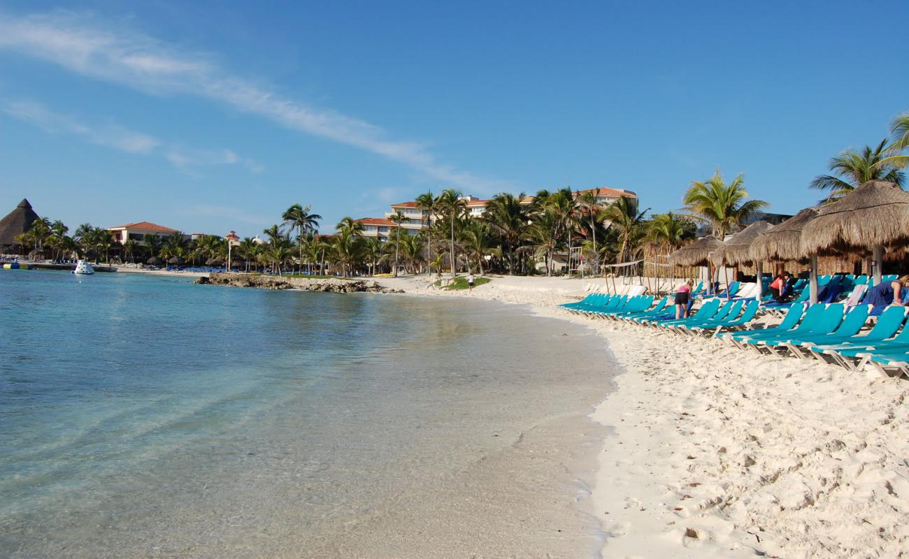 Catalonia Yucatan beach'in fotoğrafı parlak kum yüzey ile