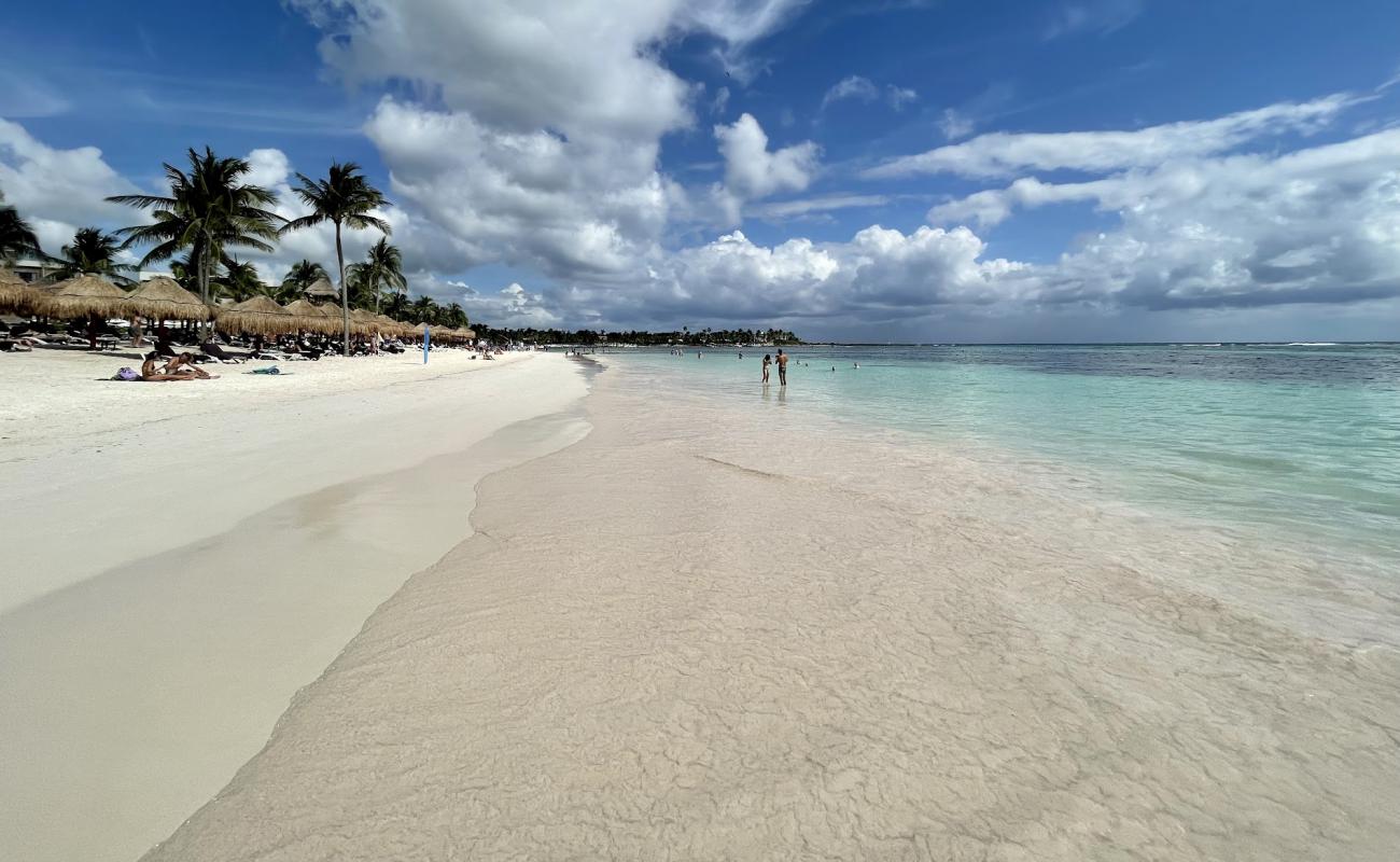 Akumal beach'in fotoğrafı beyaz kum yüzey ile