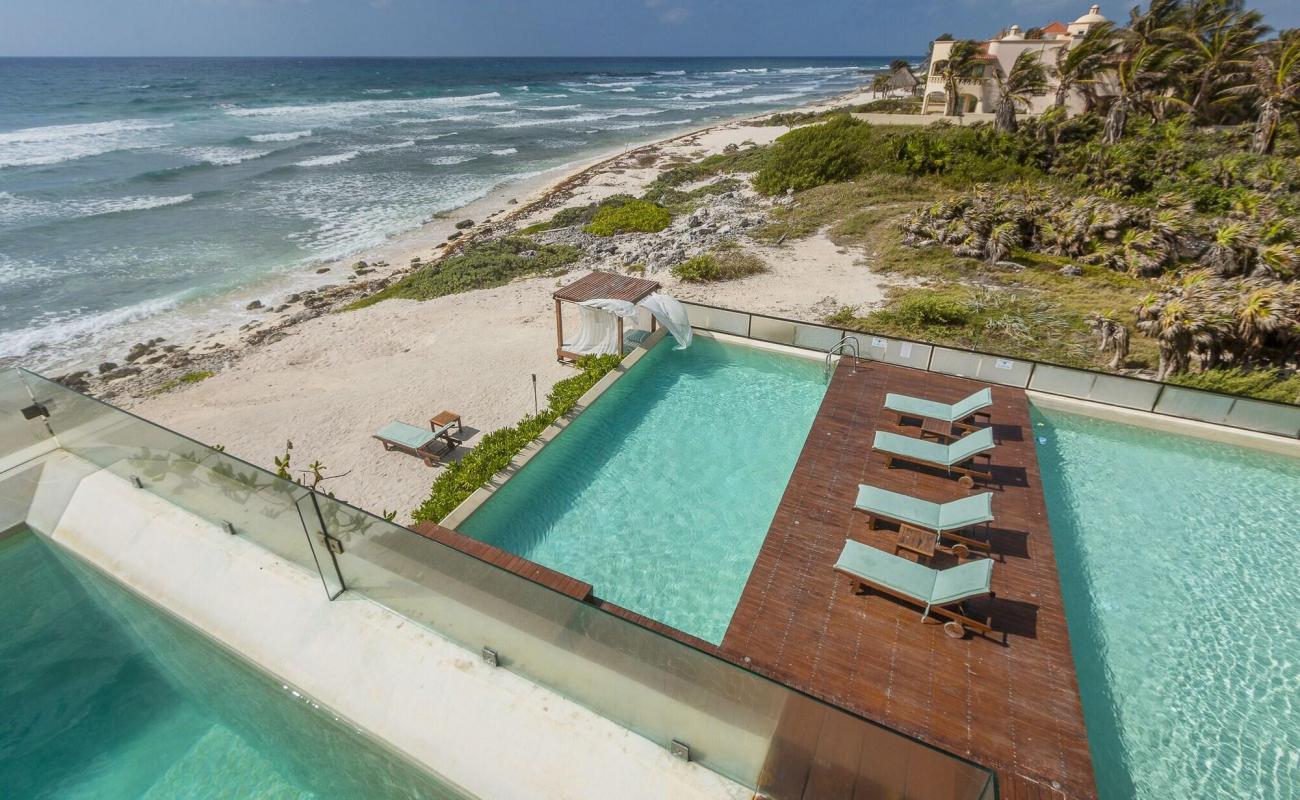 Playa I'xchel beach'in fotoğrafı bej kum ve kayalar yüzey ile