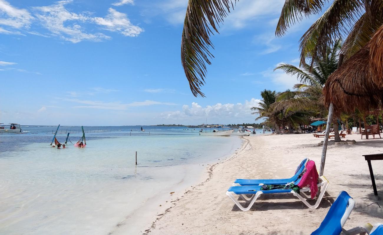 Mahahual beach'in fotoğrafı açık bej kum yüzey ile