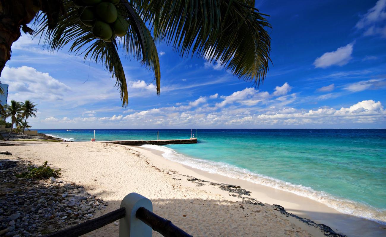 Playa las Rocas'in fotoğrafı i̇nce bej kum yüzey ile