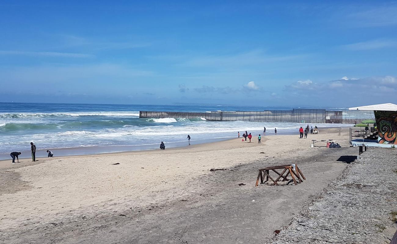Playa de Tijuana'in fotoğrafı kahverengi kum yüzey ile
