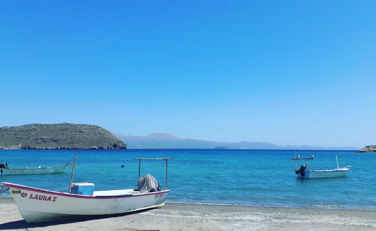 Playa San Evaristo'in fotoğrafı gri kum yüzey ile