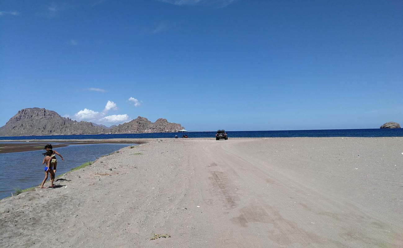 Playa Ligui'in fotoğrafı gri kum ve çakıllar yüzey ile