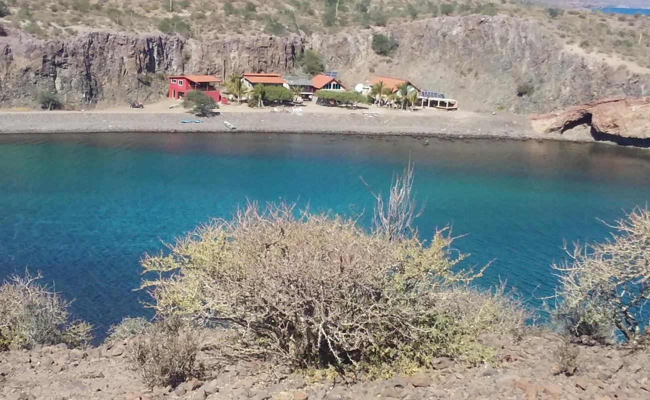 Playa San Sebastian'in fotoğrafı gri çakıl taşı yüzey ile