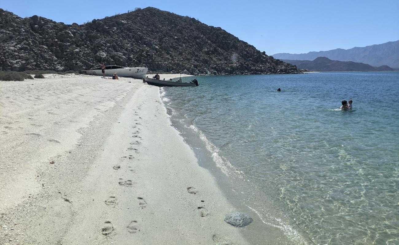La Mona Beach'in fotoğrafı i̇nce bej kum yüzey ile