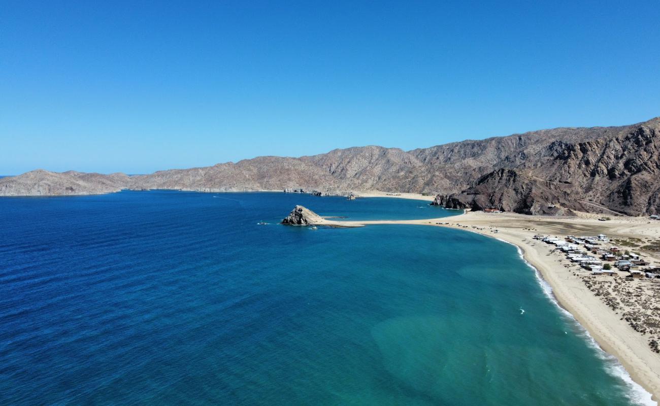 Playa Campamento'in fotoğrafı bej kum ve çakıl yüzey ile