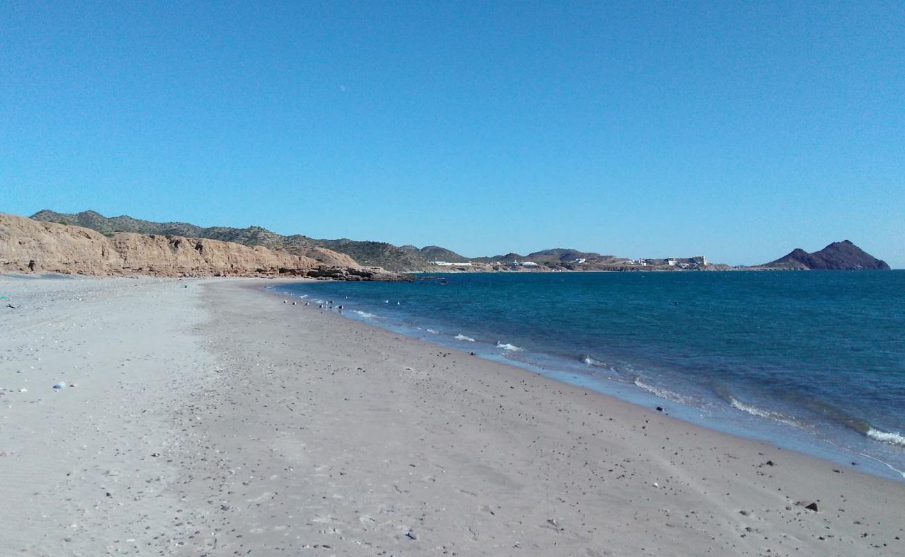 La Roca Roja'in fotoğrafı gri kum yüzey ile