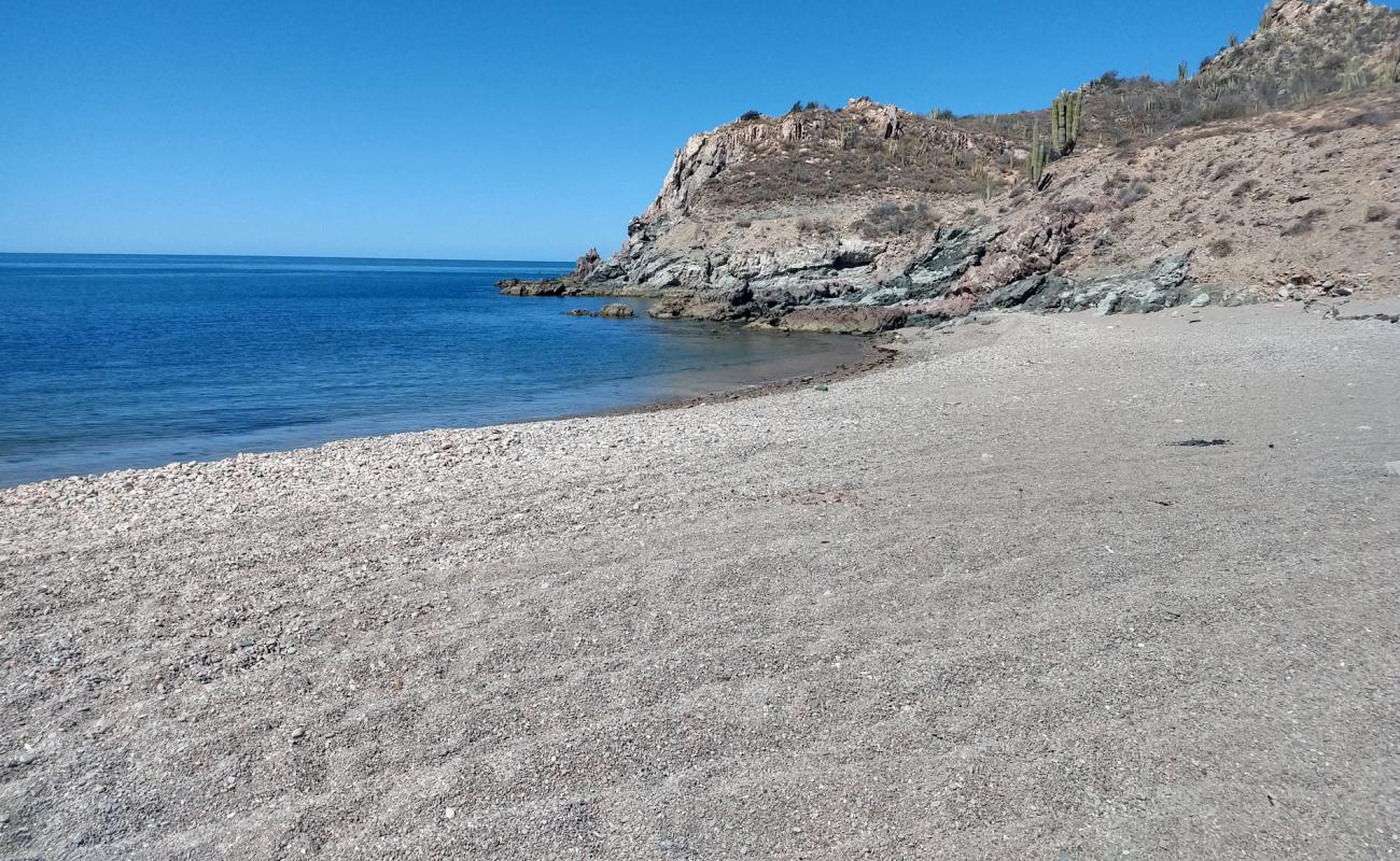 Las Cadenas beach'in fotoğrafı küçük gri çakıllar yüzey ile