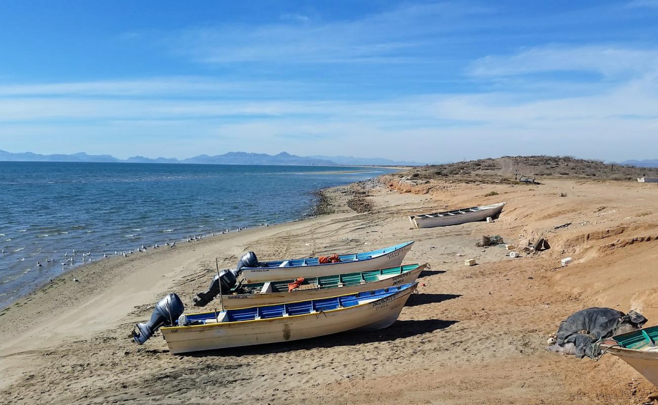 Sun beach'in fotoğrafı bej kum ve çakıl yüzey ile