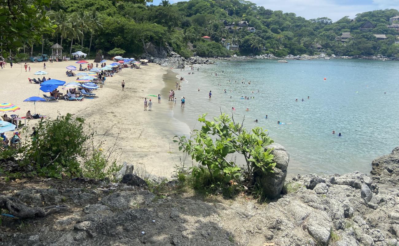 Muertos beach'in fotoğrafı açık bej kum yüzey ile