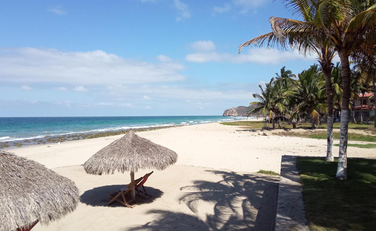 Litibu beach'in fotoğrafı açık bej kum yüzey ile