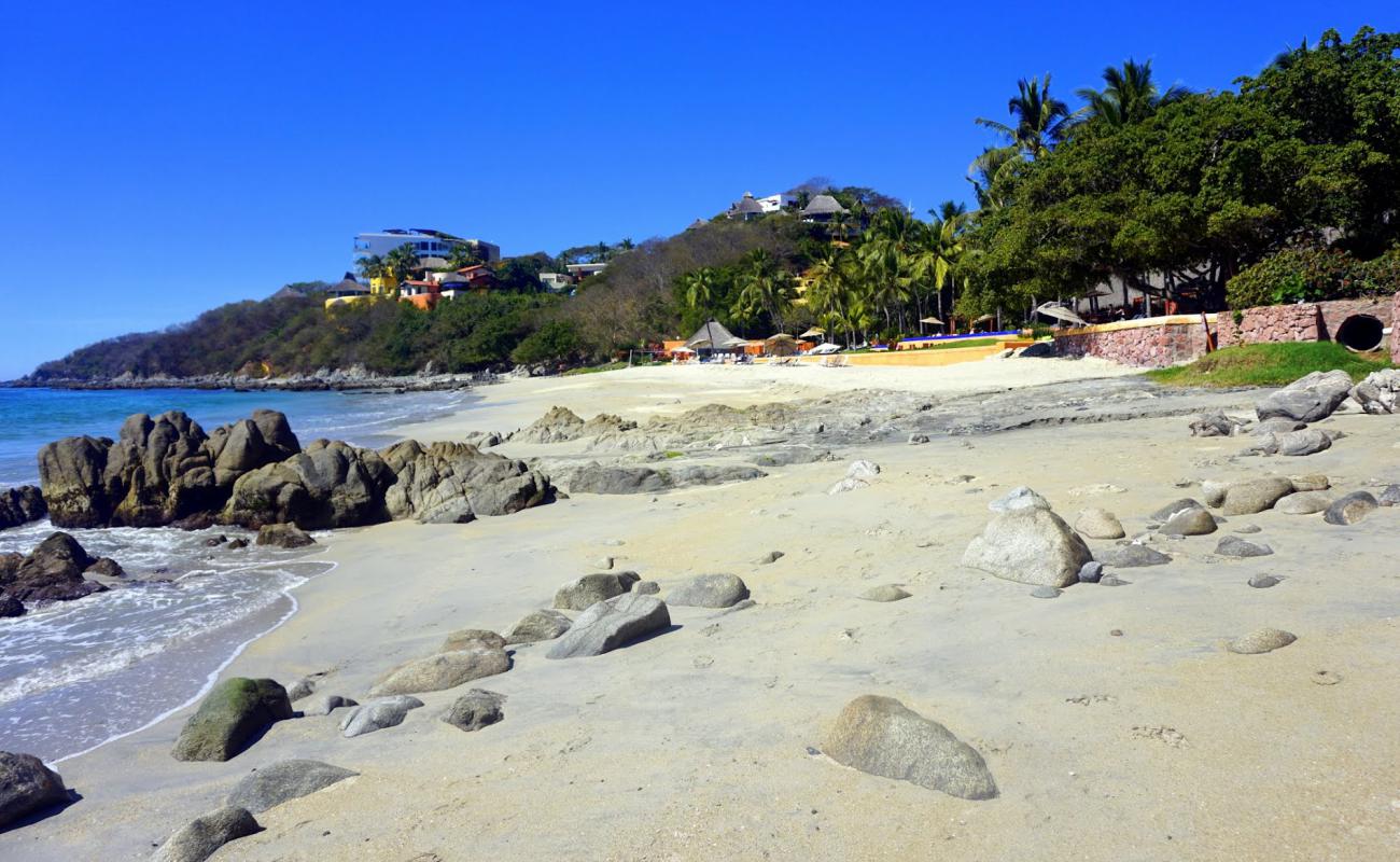 Pichon beach'in fotoğrafı açık bej kum yüzey ile