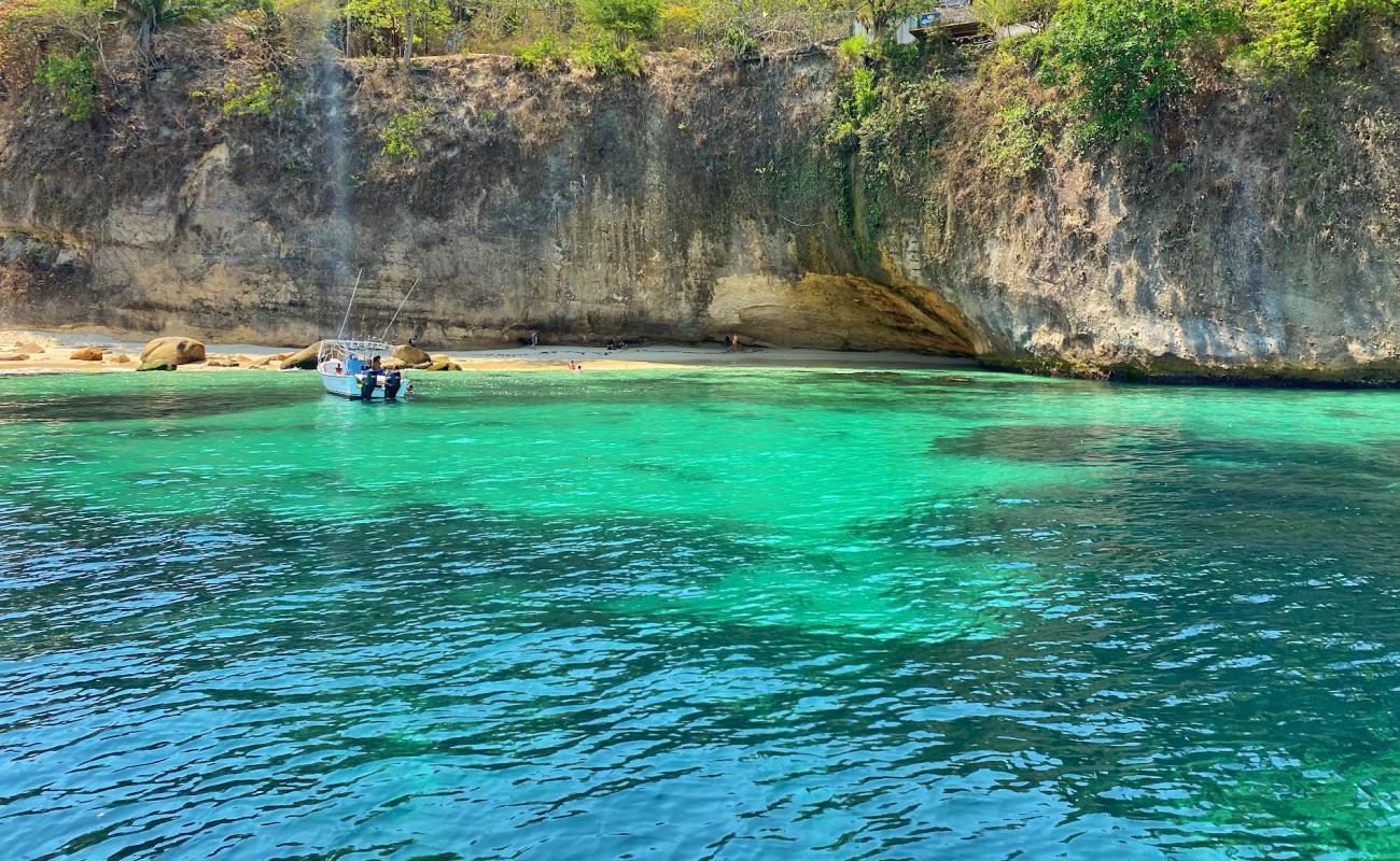 Paredon beach'in fotoğrafı bej kum ve kayalar yüzey ile
