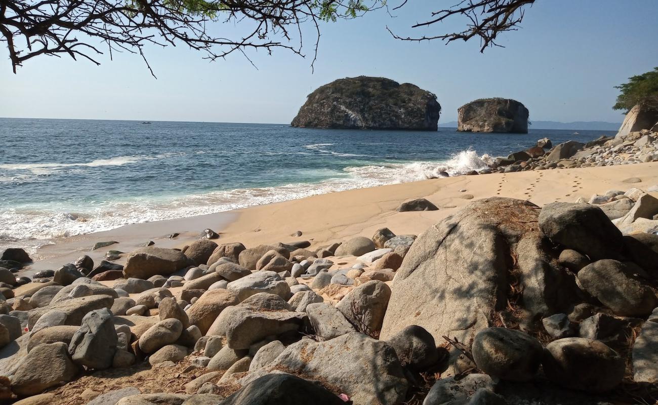 Arcos beach'in fotoğrafı bej kum ve kayalar yüzey ile