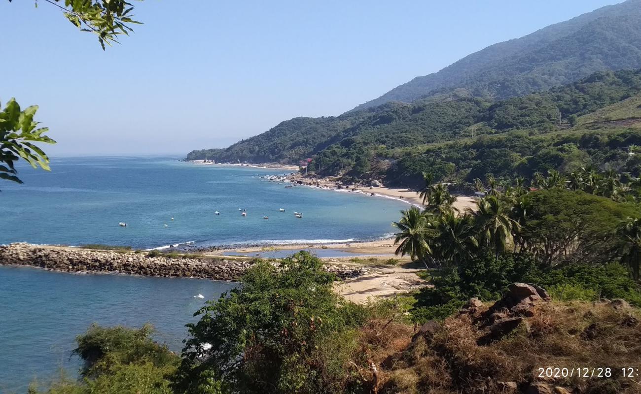 Chimo beach'in fotoğrafı bej kum ve kayalar yüzey ile