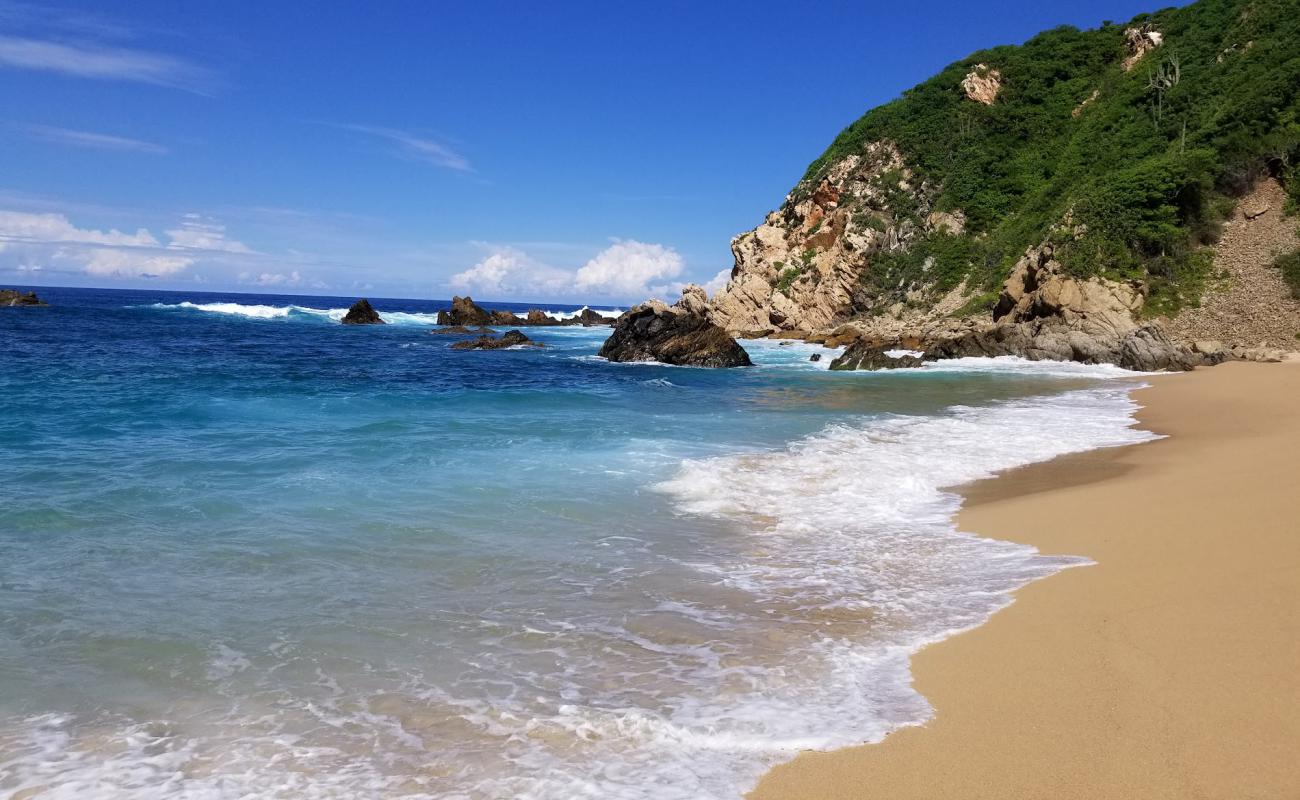 Mayto Love beach'in fotoğrafı açık bej kum yüzey ile